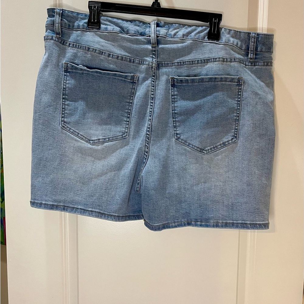 Lane Bryant Embroidered Jean Shorts w/Flex Magic Waistband Size 18 - Picture 4 of 8